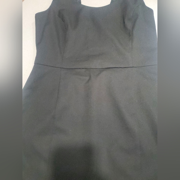 MANGO COLLECTION Parfaite petite robe noire longueur midi avec ouverture au dos - Picture 2 of 6